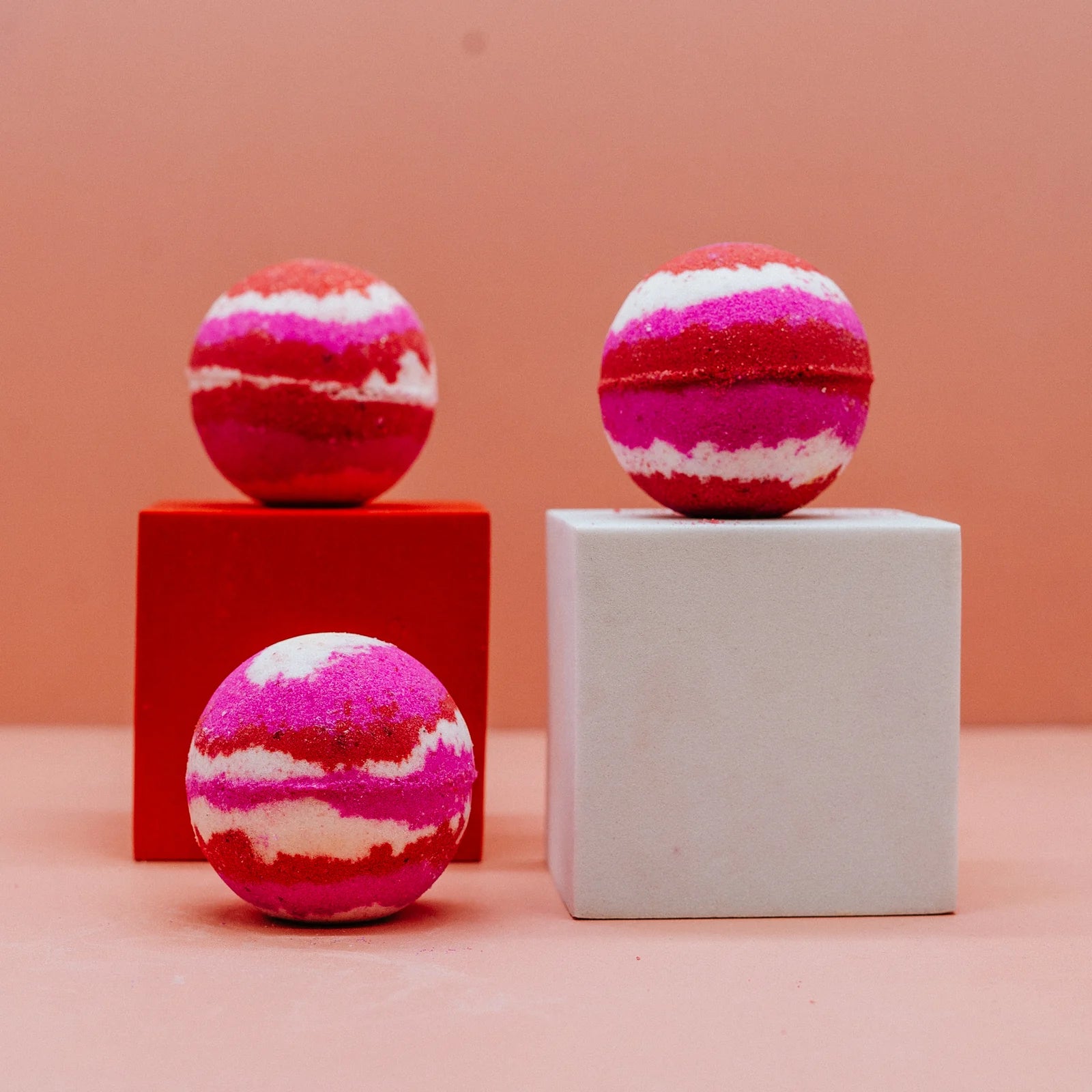 Strawberries & Cream - 180g Bath Bomb